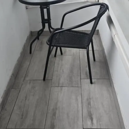 Ekskluzywny W Centrum Z Klimatyzacja I Balkonem * Любин